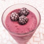 Smoothie z cernic a zmrzliny je skvelym osvezenim