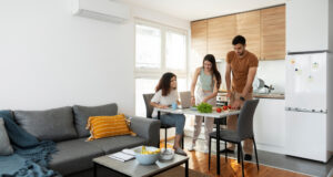 Zvažujete prepojenie kuchyne a obývačky? Prečítajte si o výhodách a nevýhodách tohto riešenia