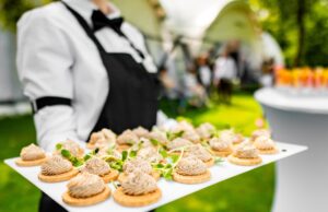 Rozmanité jedlá od aperitívu po dezert usporiadané na svadobnom stole